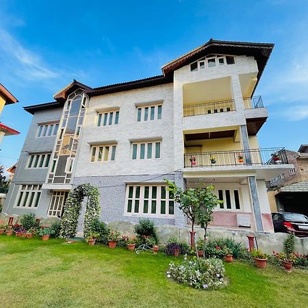 The Khayabaan - Luxurious Home Stay Away From Home Σριναγκάρ Εξωτερικό φωτογραφία