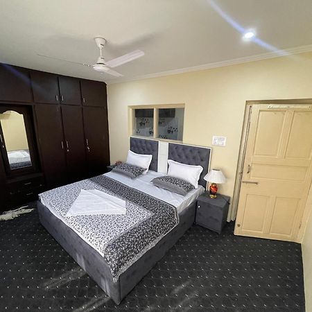 The Khayabaan - Luxurious Home Stay Away From Home Σριναγκάρ Εξωτερικό φωτογραφία