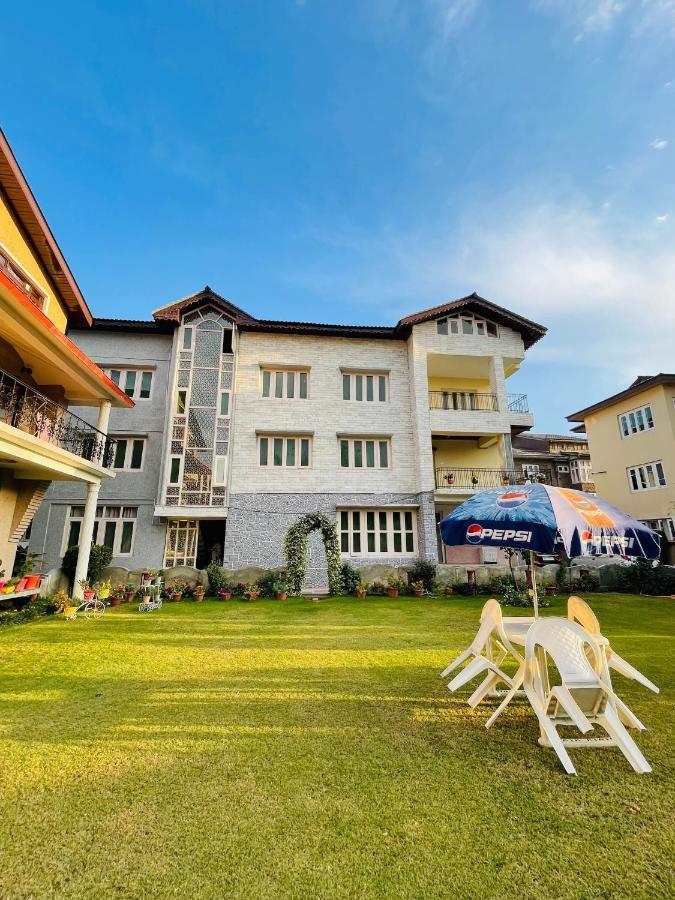 The Khayabaan - Luxurious Home Stay Away From Home Σριναγκάρ Εξωτερικό φωτογραφία