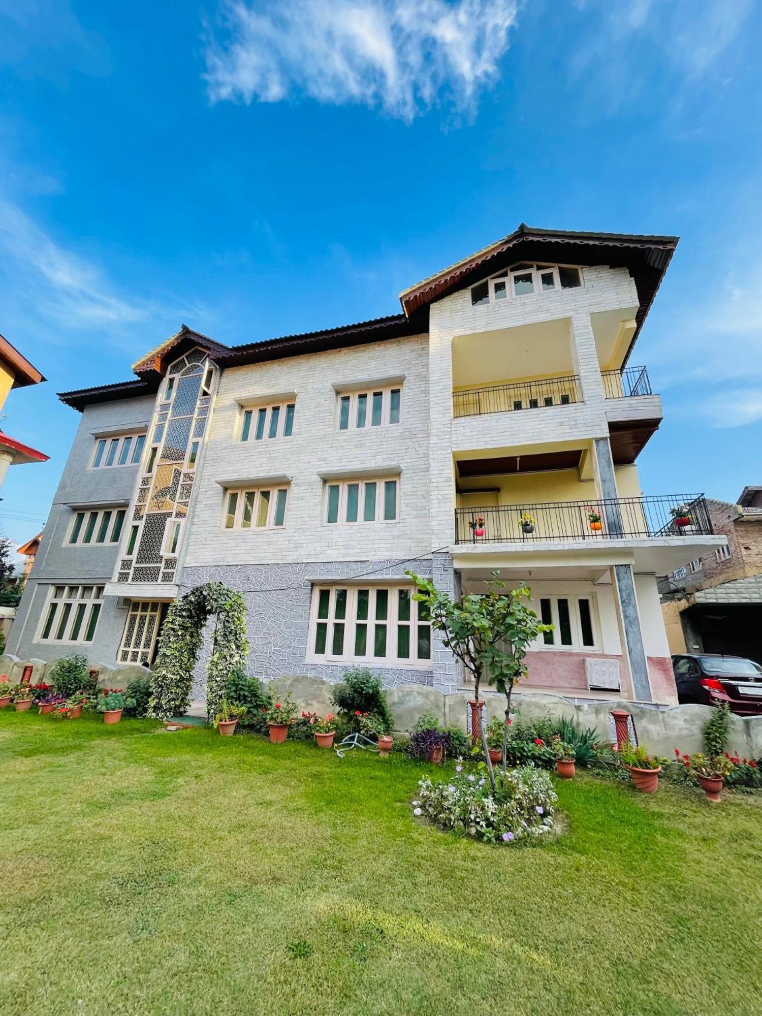 The Khayabaan - Luxurious Home Stay Away From Home Σριναγκάρ Εξωτερικό φωτογραφία
