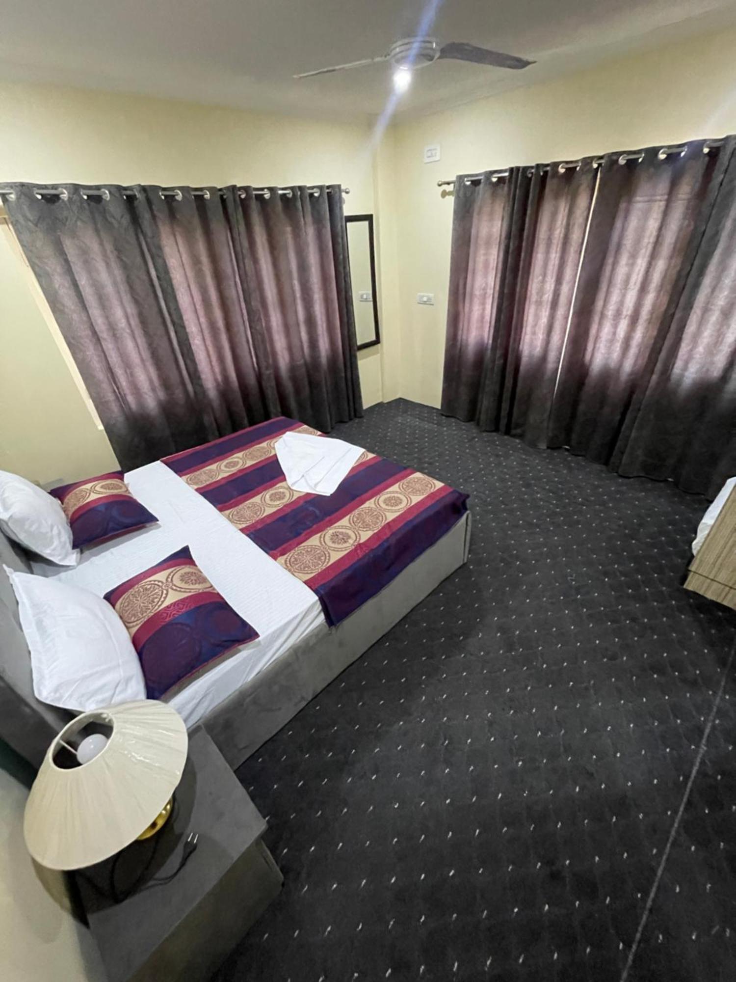 The Khayabaan - Luxurious Home Stay Away From Home Σριναγκάρ Εξωτερικό φωτογραφία