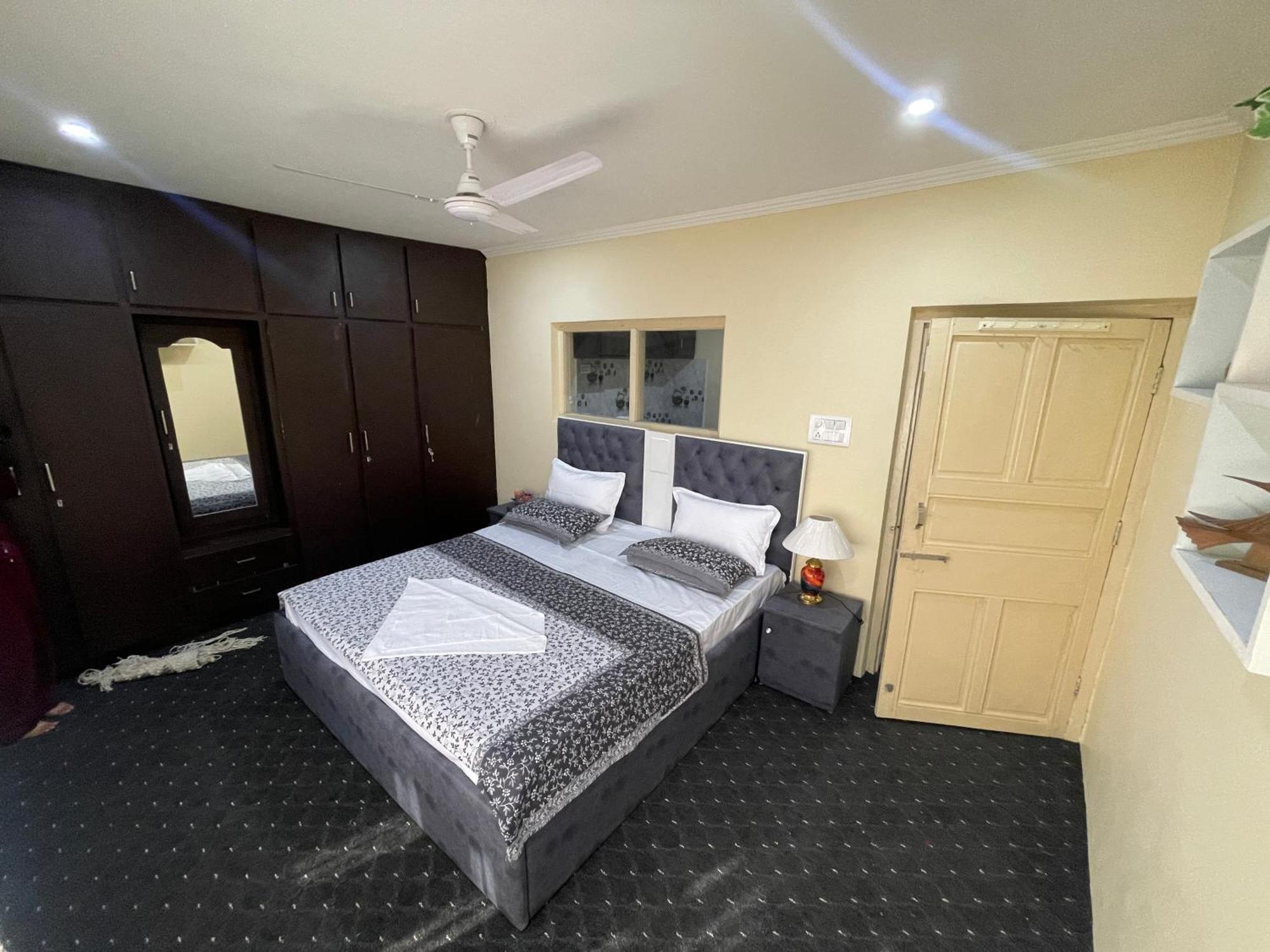 The Khayabaan - Luxurious Home Stay Away From Home Σριναγκάρ Εξωτερικό φωτογραφία