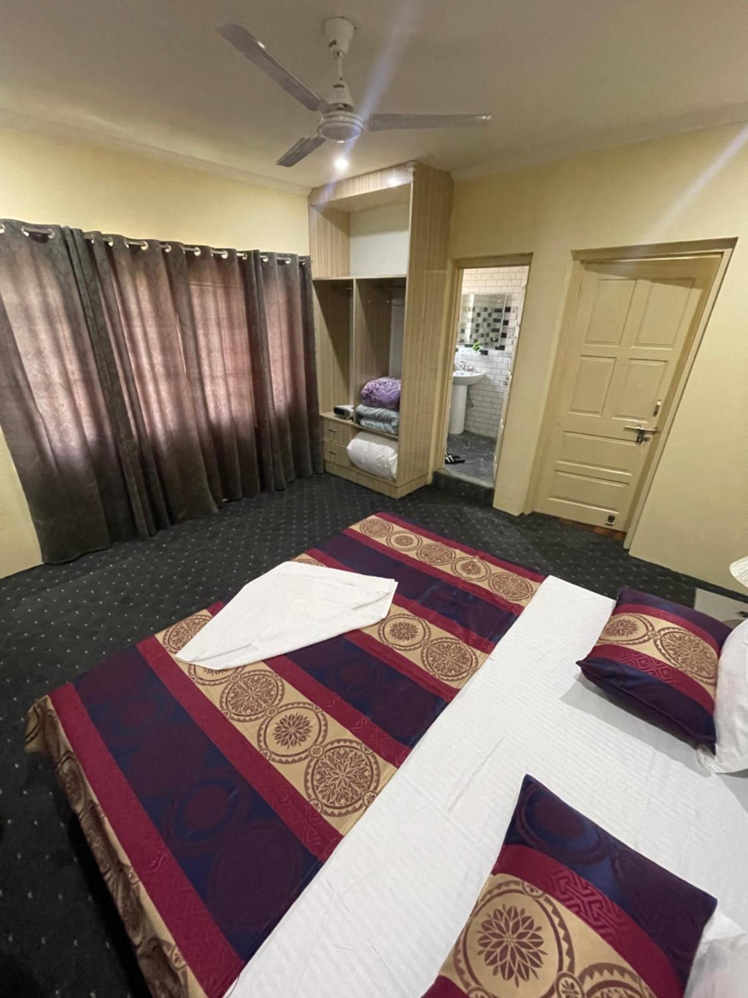 The Khayabaan - Luxurious Home Stay Away From Home Σριναγκάρ Εξωτερικό φωτογραφία
