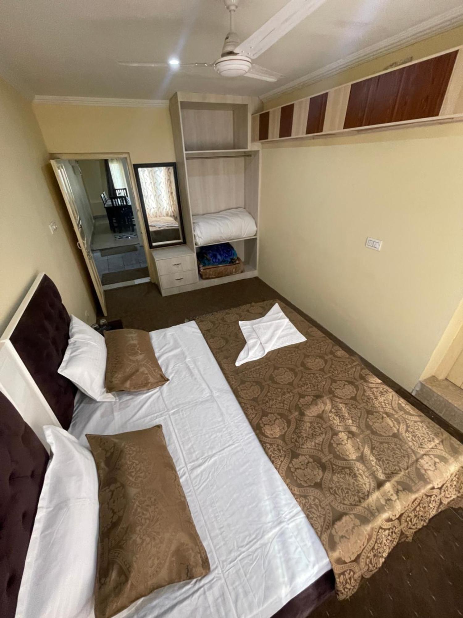 The Khayabaan - Luxurious Home Stay Away From Home Σριναγκάρ Εξωτερικό φωτογραφία
