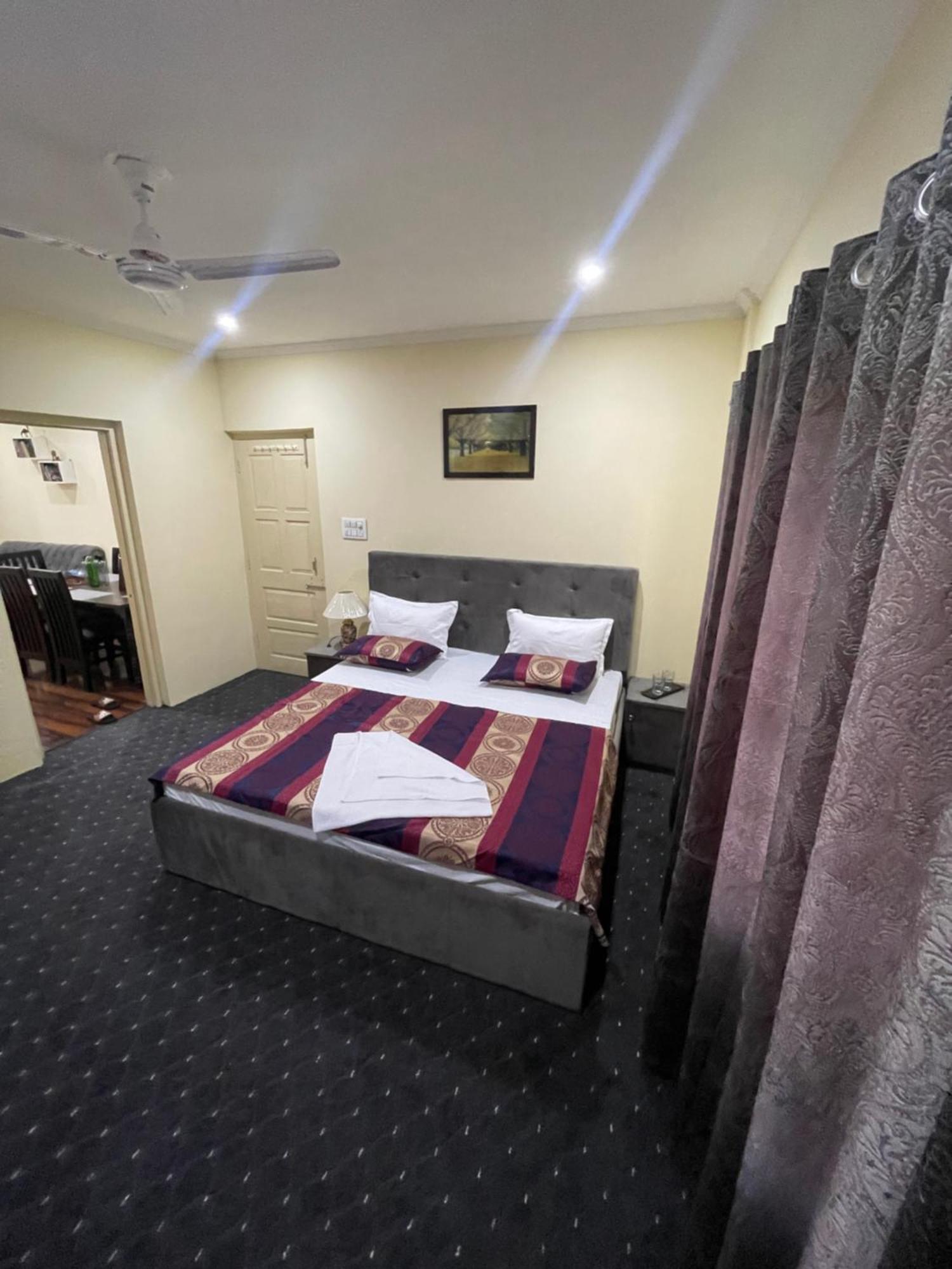 The Khayabaan - Luxurious Home Stay Away From Home Σριναγκάρ Εξωτερικό φωτογραφία