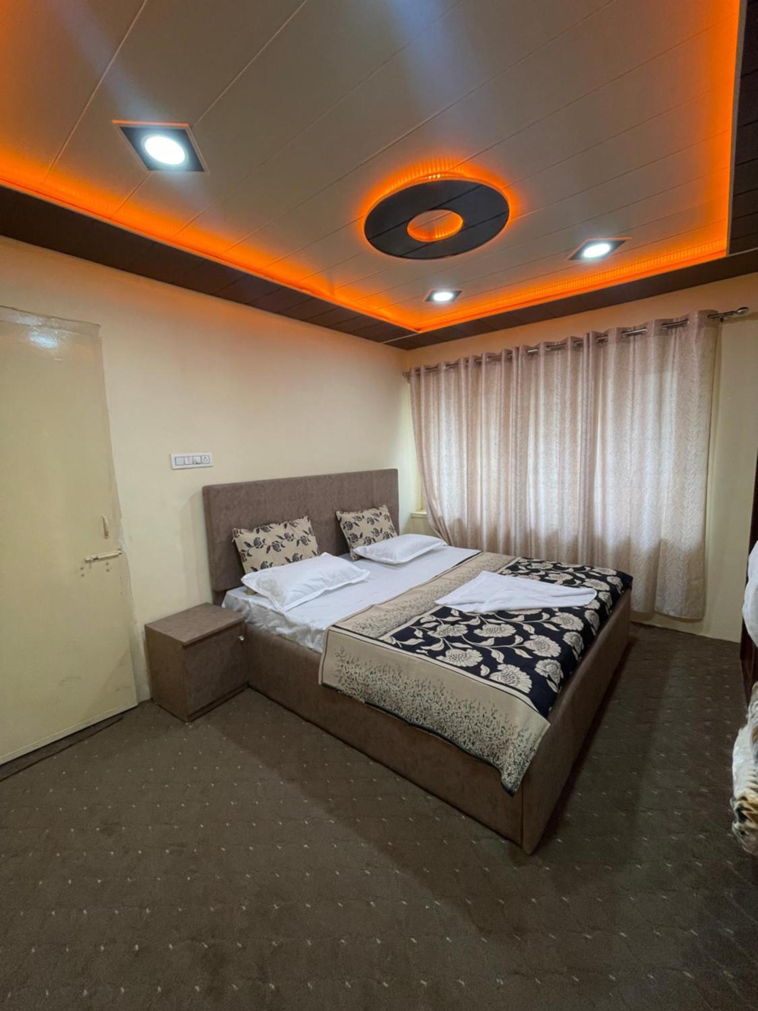 The Khayabaan - Luxurious Home Stay Away From Home Σριναγκάρ Εξωτερικό φωτογραφία