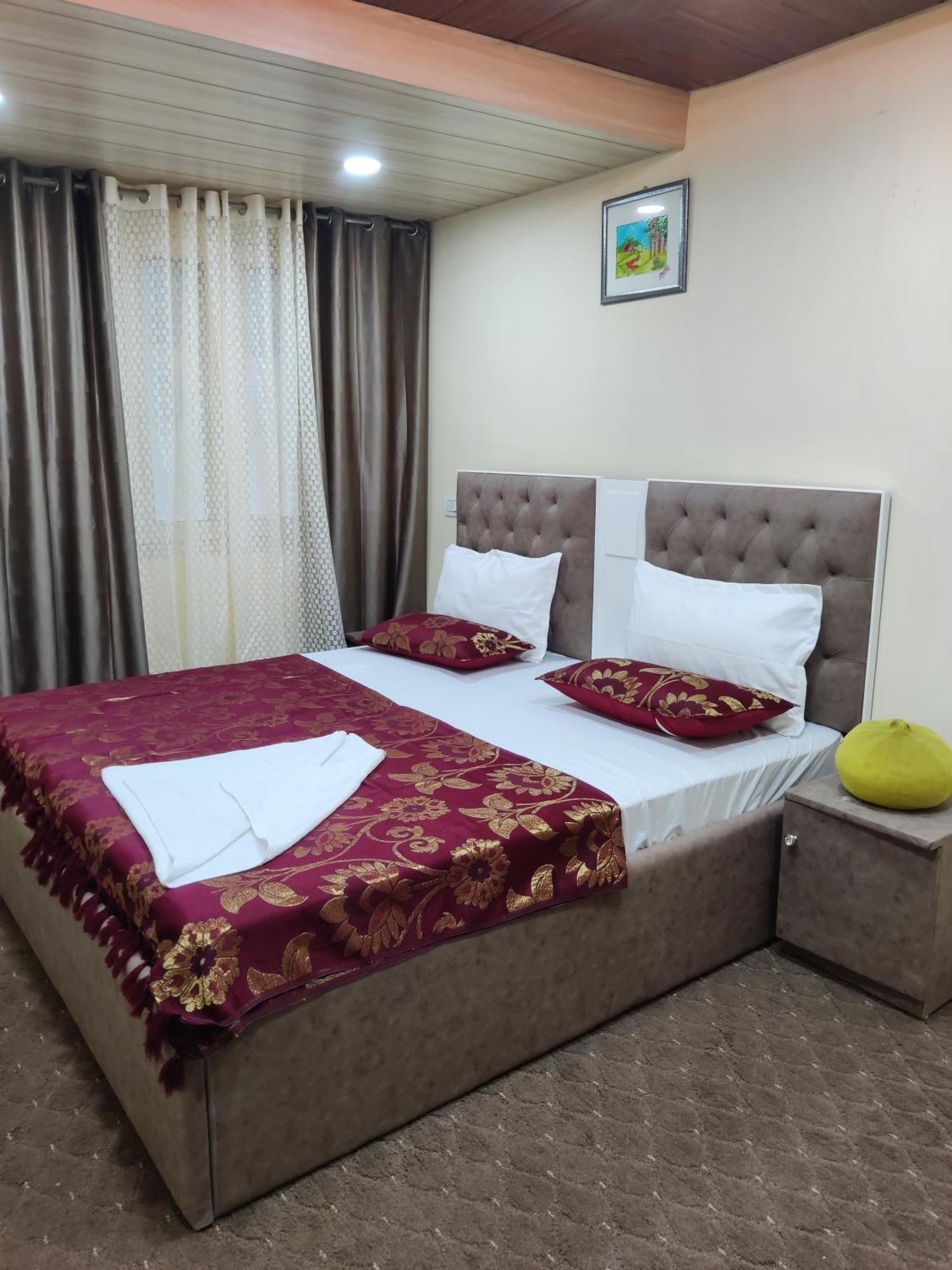 The Khayabaan - Luxurious Home Stay Away From Home Σριναγκάρ Εξωτερικό φωτογραφία